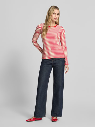 Frauenmodel trägt Longsleeve in Ripp-Optik mit Rundhalsausschnitt von Smith and Soul, rot-weiß gestreift, Baumwoll-Elasthan-Mix, Slim Fit, Allover-Look, Ganzkörperansicht von vorne.