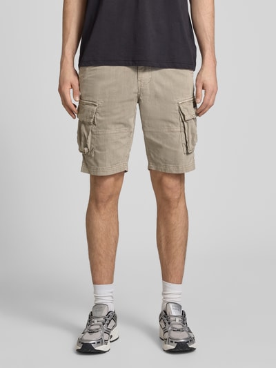 Männermodel trägt Straight Fit Shorts mit Cargo-Taschen Modell 'Core' von Superdry aus Baumwoll-Mix, beige, Ganzkörperansicht von vorne. Bundweite 42 cm, Innenbeinlänge 23 cm, Knopf- und Reißverschluss, Eingriffstaschen, Gesäßtaschen.