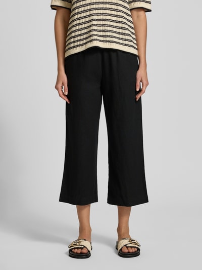 Frauenmodel trägt Wide Leg Pants mit elastischem Bund Modell 'Lava' von FREE/QUENT, schwarz, Leinen-Viskose-Mix, Loose Fit, Nahaufnahme Oberkörper.