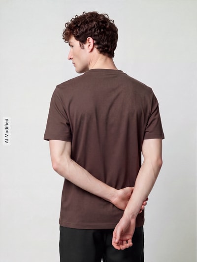Männermodel trägt Regular Fit T-Shirt aus reiner Baumwolle Modell 'Dirom' von HUGO in Braun, Herren T-Shirt, Ganzkörperansicht Rückansicht, KI-modifiziertes Bild