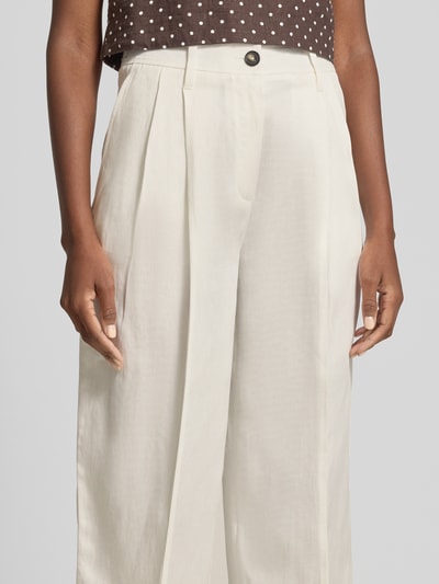 Frauenmodel trägt Relaxed Fit Bundfaltenhose mit Leinen-Anteil von Marc O'Polo, Optik: Unifarben, Bundfalten, Passform: Relaxed-Fit, Nahaufnahme Oberkörper.