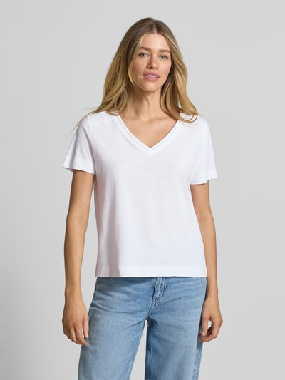 Frauenmodel trägt Relaxed Fit T-Shirt aus reiner Baumwolle von s.Oliver RED LABEL in Melange-Optik, V-Ausschnitt, Kurzarm, Jersey, Ganzkörperansicht von vorne.