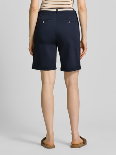 Frauenmodel trägt Chino-Bermudas mit Gürtel von Christian Berg Woman in Dunkelblau, reine Baumwolle, Regular Fit, Umschlag, Ganzkörperansicht Rückansicht