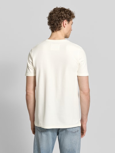 Männermodel trägt Regular Fit T-Shirt mit Logo-Stitching von Fynch-Hatton in Reine Baumwolle, Rundhalsausschnitt, Rückenlänge 68 cm, Ganzkörperansicht Rückansicht