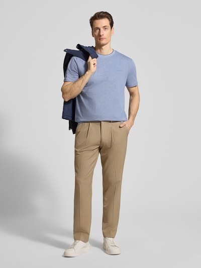Männermodel trägt T-Shirt mit Rundhalsausschnitt und Label-Stitching von Gant, reine Baumwolle, Regular-Fit, Ganzkörperansicht von vorne.