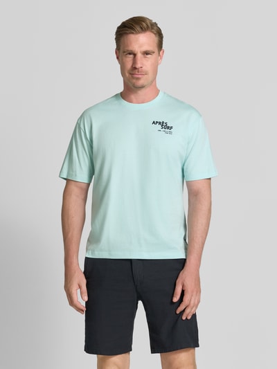 Mannelijk model draagt lichtblauw Regular Fit T-shirt uit pure katoen van s.Oliver RED LABEL, gecombineerd met donkere short, vooraanzicht van het hele lichaam.