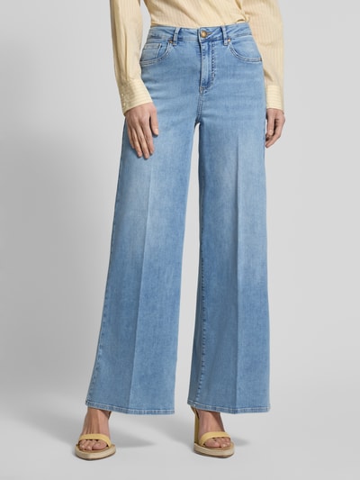 Vrouwenmodel draagt Wide Leg Jeans met persvouwen model 'MAURY' van SEDUCTIVE, katoenmix met lyocell, frontale lichaamsopname.