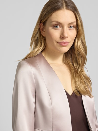 Frauenmodel trägt Regular Fit Blazer mit 3/4-Ärmeln von Christian Berg Cocktail aus Elastischer-Material-Mix mit Satin, Nahaufnahme Oberkörper.