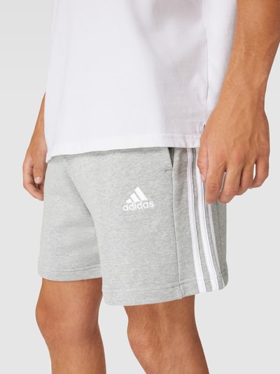 ADIDAS SPORTSWEAR Szorty z dzianiny dresowej z wyhaftowanym logo Jasnoszary melanż 3