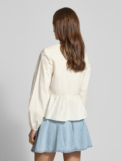 Frauenmodel trägt Slim Fit Langarmbluse aus reiner Baumwolle von Marc O'Polo Denim, unifarben, elastische Ärmel, Rückansicht Ganzkörperansicht.
