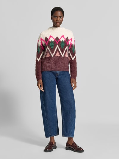 Vrouwenmodel draagt Regular Fit Pullover in Tricotlook van Christian Berg Woman, bordeaux, crème en roze, ronde hals, getailleerd, ruglengte maat S 60 cm, mouwlengte maat S 65 cm, gebreid patroon, Ganzkörperansicht von vorne.