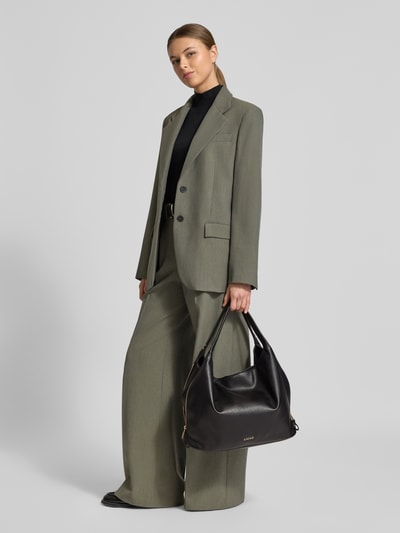 Frauenmodel trägt Handtasche in Leder-Optik von Liu Jo White, schwarze Farbe, Magnetverschluss, Schulterriemen, Ganzkörperansicht von vorne.