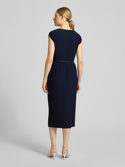 Frauenmodel trägt Midikleid mit Rundhalsausschnitt und Bindegürtel von ROBE LÉGÈRE, Dunkelblau, Material-Mix mit Stretch-Anteil, Gerader-Schnitt, Rückenlänge 117 cm, Brustweite 37 cm, Ganzkörperansicht Rückansicht.