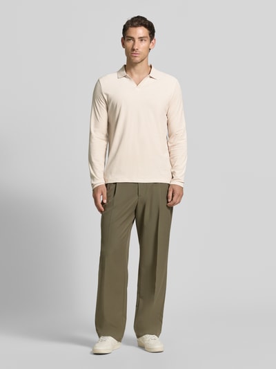 Männermodel trägt shirt met lange mouwen met polokraag en v-hals Model 'BOLL' van CINQUE, puur katoen, slim fit, ruglengte maat M 57 cm, ganzlichaamsvooraanzicht