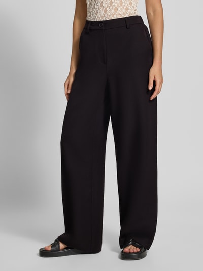 Vrouwenmodel draagt zwarte wijdte broek met viscose, gladde stof, Weite Hose mit Viskose-Anteil model 'KAMIL' van PIECES, dames, detailopname onderlichaam