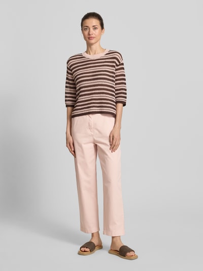 Frauenmodel trägt Chino mit Paspeltaschen am Gesäß von Jake*s Casual in Hellrosa mit Eingrifftaschen, Relaxed-Fit, verkürzt, Ganzkörperansicht von vorne. Bundweite bei Größe 36: 37 cm, Innenbeinlänge bei Größe 36: 68 cm.