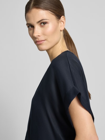 Vrouwenmodel draagt Relaxed Fit Bluse aus reinem Lyocell van Lanius, dames blouse van lyocell, V-hals, met korte mouwen, ruglengte maat 36: 53 cm, nahaufnahme bovenlichaam