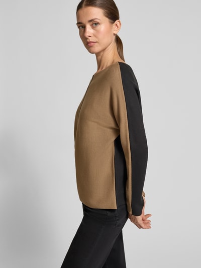 Vrouwenmodel draagt Regular fit pullover uit viscosemix van s.Oliver BLACK LABEL in bruin en zwart, zijaanzicht, Nahaufnahme Oberkörper.