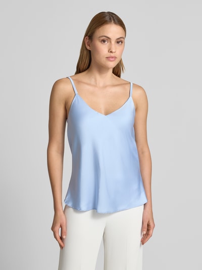 Frauenmodel trägt Top mit V-Ausschnitt und Spaghettiträgern von Rinascimento aus hellblauem Satin, Loose Fit, Nahaufnahme Oberkörper.