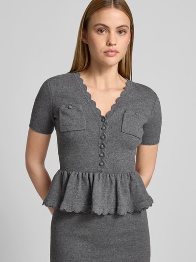 Frauenmodel trägt Slim Fit Midikleid mit Woll-Anteil von Self-Portrait in Grau, Strick-Optik, V-Ausschnitt, Kurzärmelig, Nahaufnahme Oberkörper. Gesamtlänge 120 cm, Brustweite 39 cm, Ärmellänge 19 cm, Taillenweite 28 cm, elastischer Baumwoll-Woll-Mix.