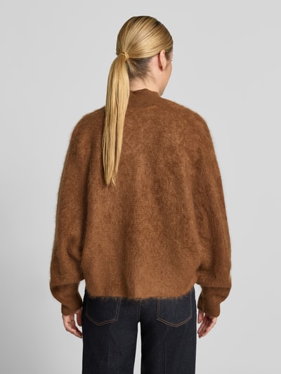 Frauenmodel trägt Pullover aus Kaschmir mit Strukturstrick von windsor., braun, Langarm, gerippte Abschlüsse, unifarbene Strickoptik, Ganzkörperansicht Rückansicht
