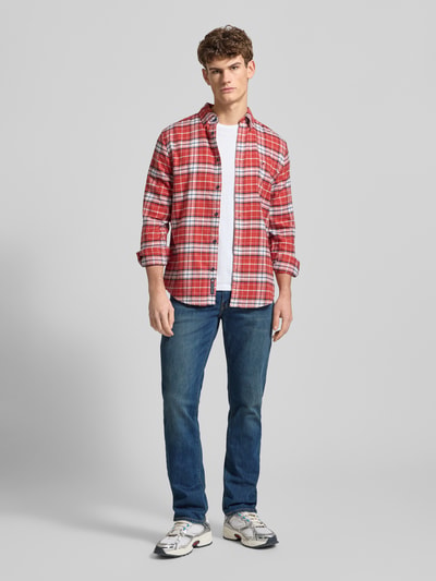 Männermodel trägt Jeans mit 5-Pocket-Design von Levi's®, Slim-Fit, Baumwoll-Elasthan-Mix, Blau, Ganzkörperansicht von vorne.