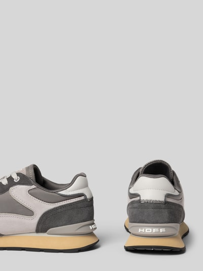 Produktfoto, Sneaker aus Leder-Mix mit Logo-Detail Modell 'City' von HOFF, abgerundete Passform, graue und beige Farbtöne, leicht profilierte Sohle, Schnürverschluss, Damen Sneaker Kontext
