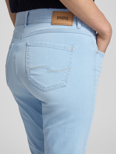 Frauenmodel trägt Hose in verkürzter Passform Modell 'Ornella' von Angels aus Baumwoll-Mix mit Stretch-Anteil, Eingrifftaschen, Detailaufnahme Rückansicht. Bundweite bei Größe 36: 40 cm.