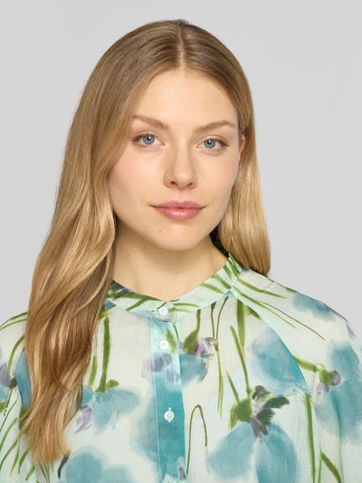 Frauenmodel trägt Regular Fit Bluse aus Lyocell-Ramie-Mix von Luisa Cerano im floralen Allover-Look, Rundhalsausschnitt, Nahaufnahme Oberkörper.