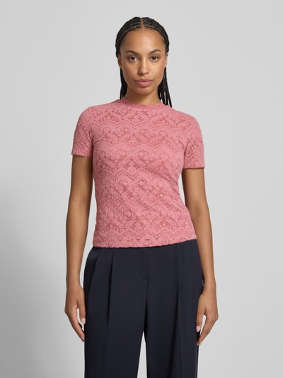 Frauenmodel trägt T-Shirt aus Spitze mit Rundhalsausschnitt von Jake*s Collection in Rosa, Material-Mix mit Stretch-Anteil, Slim-Fit, Ganzkörperansicht von vorne.
