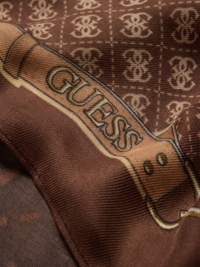 Produktfoto, Schal mit Logo-Detail Modell 'Lindsey' von GUESS, rechteckig, braune Farbtöne, glatte Textur, Muster und Schriftzug sichtbar