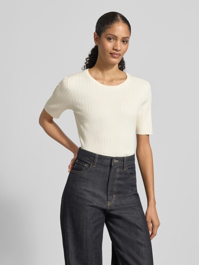 Frauenmodel trägt Sim Fit Strickpullover aus Viskose-Mix mit Zopfmuster von Christian Berg Woman Selection in Creme, Rippstrick, 3/4-Arm, Rundhalsausschnitt, Ganzkörperansicht von vorne.