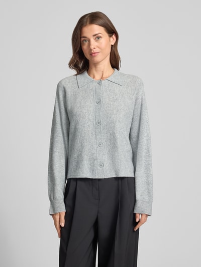 Vrouwenmodel draagt lichtgrijs gebreid jack van wol, Regular Fit Strickjacke aus reiner Wolle model 'Dulena' van OPUS, Dames pullover, volledige lichaamsvoorzijde