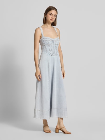 Kobiece model nosi Jeanskleid mit Ziernähten Modell 'LILAH' od Bardot, linia a, sukienka midi, prostokątny dekolt, szerokie ramiączka, ozdobne szwy, zapięcie z tyłu na guzik i zamek błyskawiczny, jasnoniebieski denim, faktura gładka, całkowity widok z przodu.