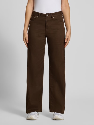 Vrouwenmodel draagt bruine wide fit dames jeans van katoenmix Model "ZOE SARAH" van JJXX, 5-pocketmodel, riemlussen, knoop- en ritssluiting, bandwijdte 38 cm, binnenbeenlengte 81 cm, full body vooraanzicht.