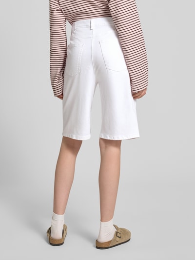 Mädchen trägt Wide Leg Bermuda aus Baumwoll-Mix von Raphaela By Brax, efekt: jednolity kolor, krój wide leg, wpuszczane kieszenie, mieszanka bawełny, Ganzkörperansicht Rückansicht