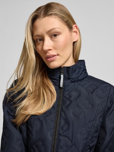Frauenmodel trägt Jacke mit Stehkragen und Reißverschlusstaschen von Gil Bret in Dunkelblau, reine Baumwolle, Nahaufnahme Oberkörper.