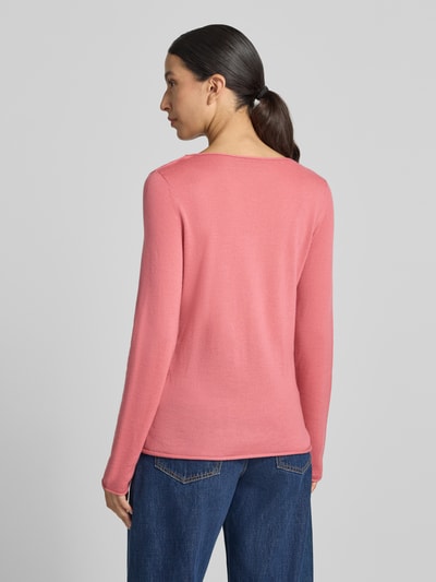 Frauenmodel trägt Regular Fit Pullover aus reiner Schurwolle von Marc O'Polo in Rosa, glatte Textur, Ganzkörperansicht Rückansicht, Damen Pullover von Marc O'Polo