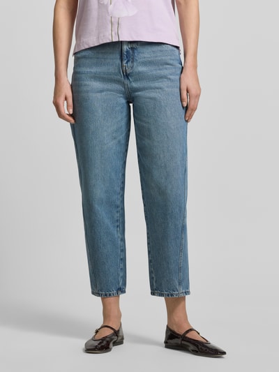 Frauenmodel trägt Baloon Jeans im 5-Pocket-Design von Stefanel in Blau, reine Baumwolle, Loose Fit, Knopf- und Reißverschluss, Ganzkörperansicht von vorne.