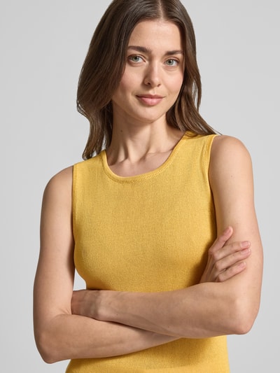 Vrouwenmodel draagt Regular Fit T-Shirt aus Viskose-Mix van Selected Femme, model 'Moon', geel, gestreept breisel, mouwloos, unikleur, ronde hals, detailopname bovenlichaam.