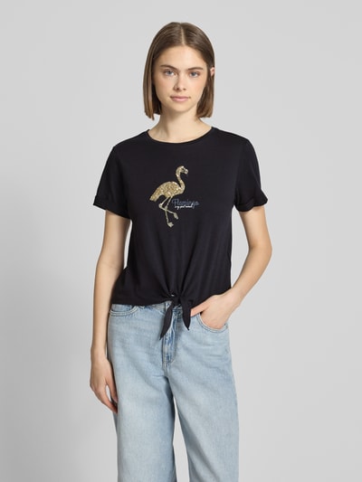 Frauenmodel trägt Damen T-Shirt von Only, Modell 'DORA LIFE' mit Optik: Unifarben, Regular-Fit, Pailletten-Applikation, Knotendetail, Rundhals, Kurzarm, Material: reine Baumwolle, Frontansicht, Nahaufnahme Oberkörper.