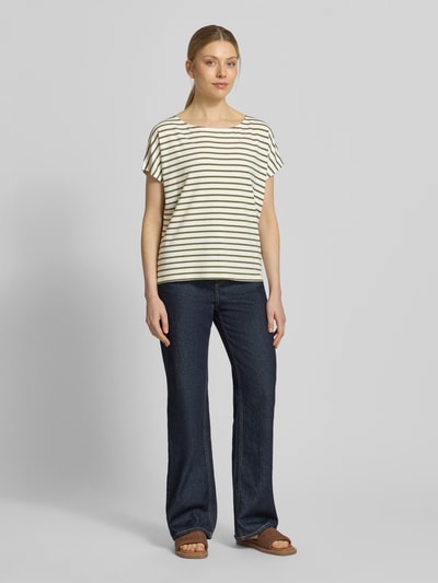 Frauenmodel trägt T-Shirt mit Rundhalsausschnitt von Christian Berg Woman im Viskose-Mix mit Stretch-Anteil, Gerader-Schnitt, Kappärmel, cremefarbene und schwarze Streifen, Rückenlänge bei Größe S 57 cm, Ganzkörperansicht von vorne.