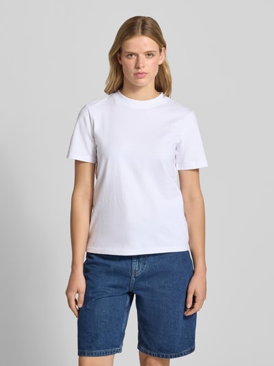 Frauenmodel trägt weißes Damen T-Shirt aus Reine Baumwolle Regular-Fit Modell 'MONJA' von ONLY, blaue Jeansshorts, Ganzkörperansicht von vorne.