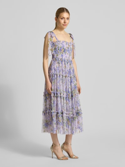 Frauenmodel trägt Cocktailkleid im Stufen-Look von LACE & BEADS aus Tüll in A-Linie mit Smok-Details und Schnürungen, Ganzkörperansicht von vorne. Rückenlänge bei Größe S: 102 cm, Brustweite bei Größe S: 34 cm.