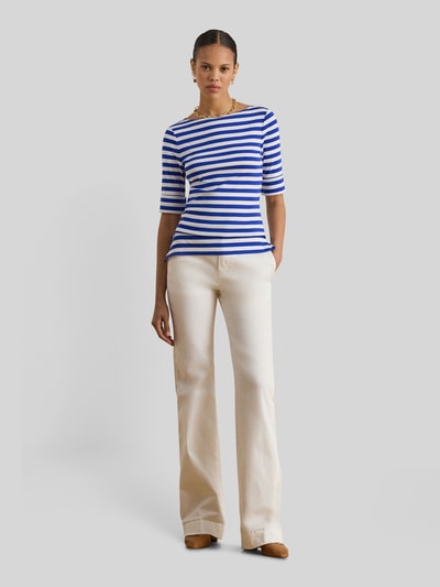 Frauenmodel trägt Slim Fit T-Shirt aus Baumwoll-Mix von Lauren Ralph Lauren mit blau-weißem Allover-Streifenmuster, Ganzkörperansicht von vorne.