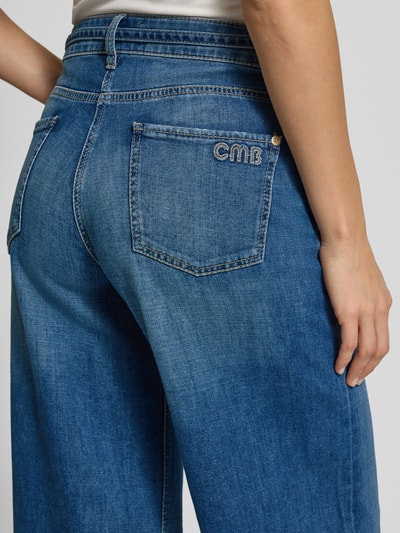 Frauenmodel trägt Jeans in verkürzter Passform von Cambio aus Baumwoll-Mix mit Stretch-Anteil, lockerer Schnitt, 5-Pocket-Design, Detailaufnahme Rückansicht.