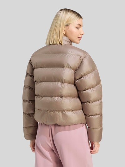 adidas Sportswear Regular Fit Steppjacke mit Logo-Print Taupe 5