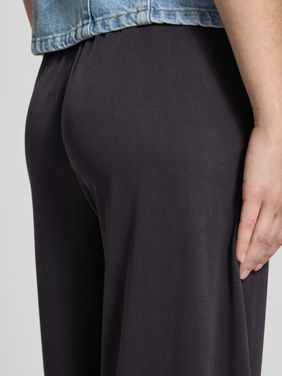 Frauenmodel trägt Regular Fit Culotte aus Viskose-Mix Modell 'HANNAH' von Only, Optik: Unifarben, Sweat, Detailaufnahme.