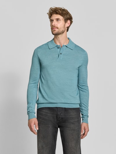 Männermodel trägt Regular Fit Poloshirt aus Woll-Mix von Christian Berg Men, blauer Farbton, gerippte Abschlüsse, Ganzkörperansicht von vorne.
