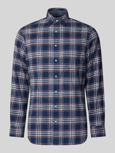 Produktfoto, Slim Fit Freizeithemd mit Kentkragen von Christian Berg Men zeigt kariertes Design in Blau, Weiß und Rot, reine Baumwolle, Allover-Look